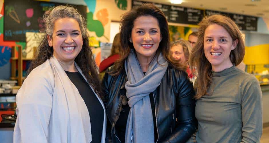 Michaela Kaniber mit den Gründerinnen der Community Kitchen, Günes Seyfarth und Judith Stiegelmayr.