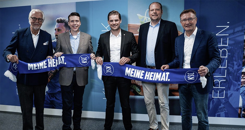 Verantwortliche vom KSC und Traube Tonbach besiegeln die neue Partnerschaft.