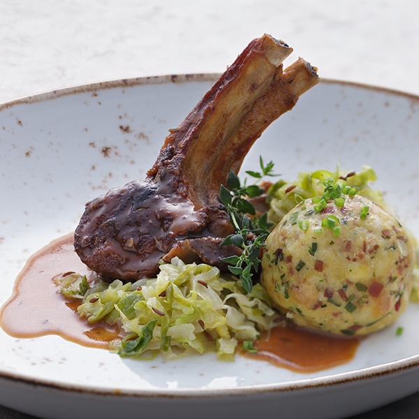 Lammbraten mit Tiroler Speckknödeln und gedünstetem Weißkraut