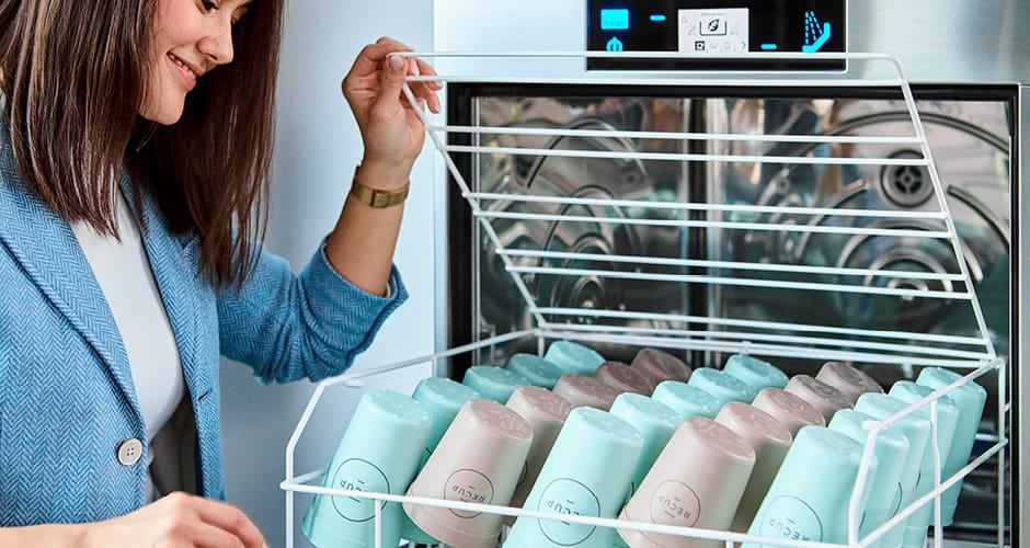 Spülkorb speziell für das Mehrwegspülen, z. B. für Becher aus Kunststoff, gibt es von Meiko.