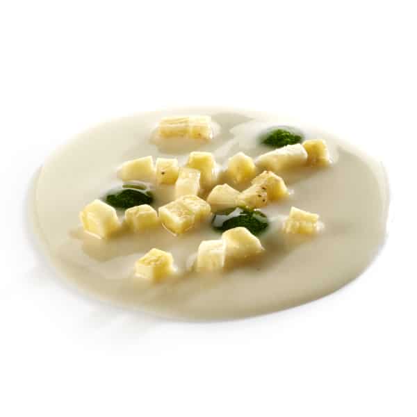 Grießpudding mit Aroma von gebratenen Bananen und Minzgel, zubereitet mit dem Pacojet – ein Gericht, das für Menschen mit Kau- und Schluckbeschwerden angepasst wurde.