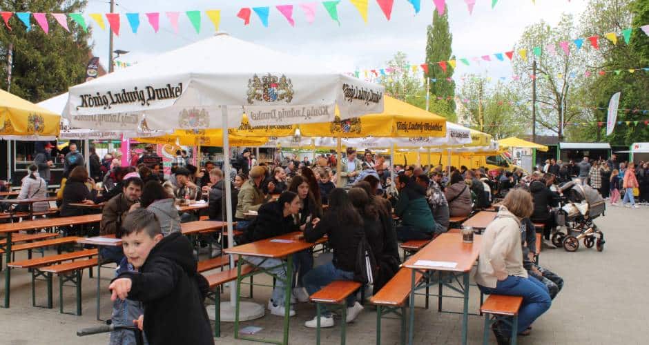 Familien und junge Gäste tummeln sich auf dem Streetfood Festival in Schwabmünchen.