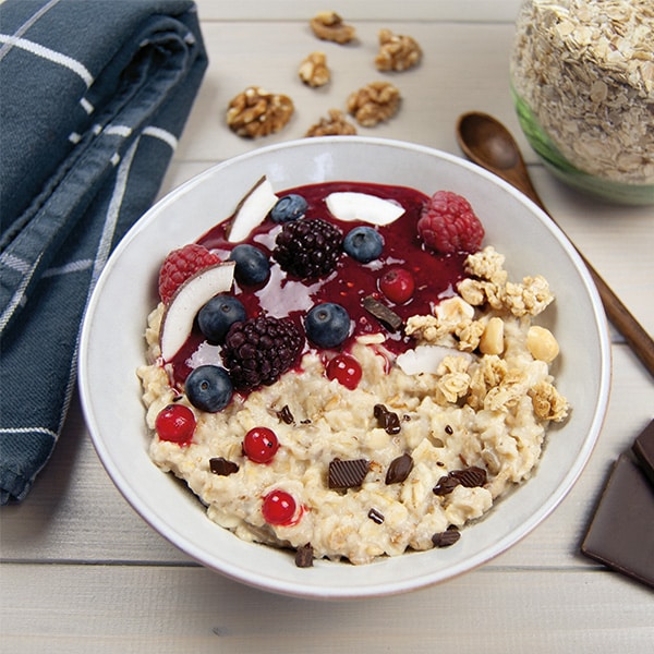 Mit der Very Berry-Frühstücksbowl mit Bella Nana-Himbeerpüree ist ein gesunder und leckerer Start in den Tag garantiert.