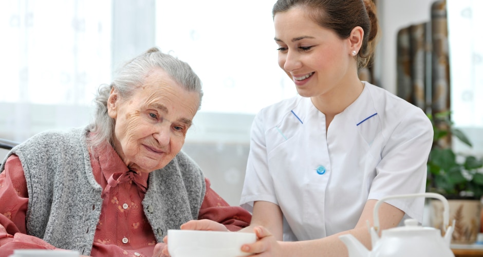 Gemeinsam gegen Mangelernährung, z. B. durch die Begleitung von Senioren beim Essen.