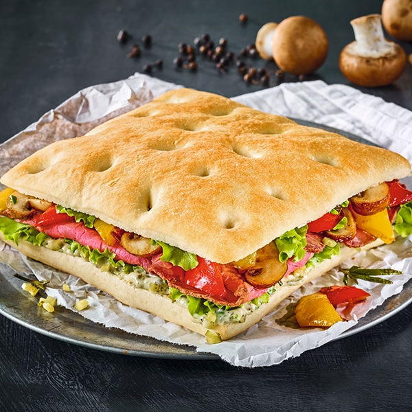 Antipasti-Focaccia mit Roastbeefscheiben von Vandemoortele.