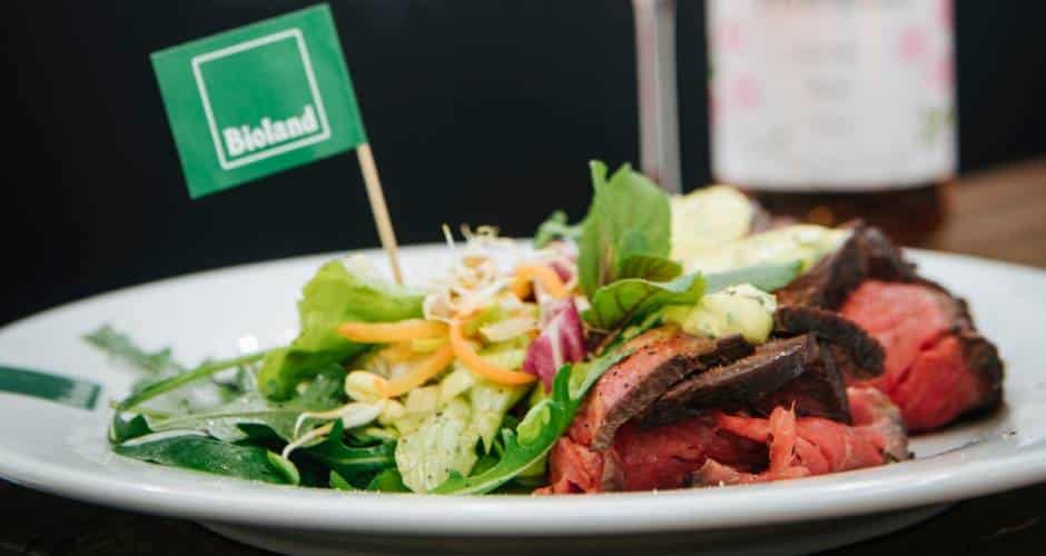 Zum achten Tag der nachhaltigen Gastronomie setzt sich Bioland für mehr Bio-Lebensmittel in der Gastronomie ein.