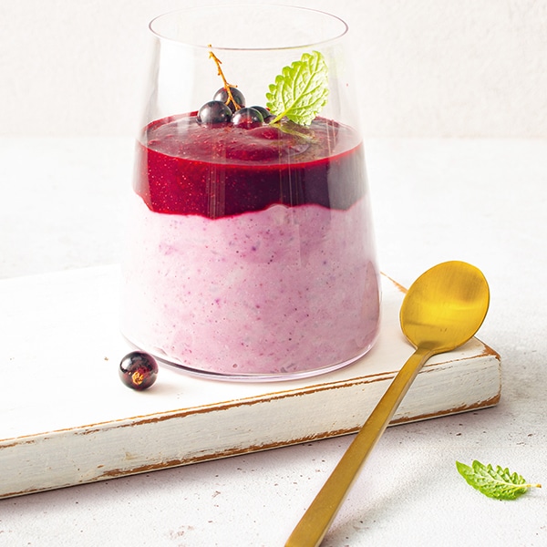 Cassis-Milchreis zum Löffeln aus dem Glas.