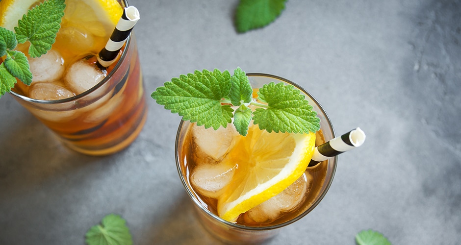Eiskalte Durstlöscher und eine Alternative zu Softdrinks und Wasser: Kalt zubereitete Tees werden zu angesagten Sommerdrinks.