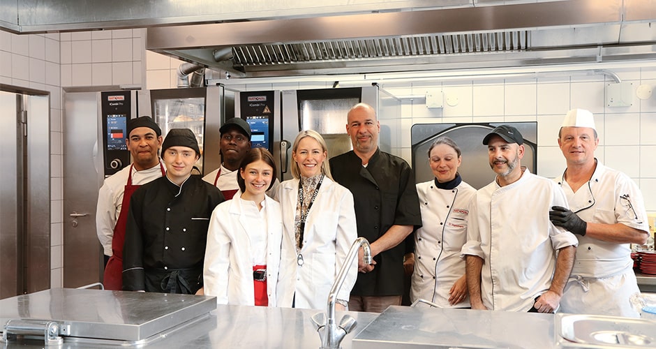 Das Team von Gröbl Catering am Standort München, darunter Isabella und Julia Gröbl (4. und 5. v.l.), sowie Christian Klinger (4. v.l.).