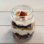 Keks-Quark-Dessert im Glas mit Sauerkirschpüree von Bella Nana.