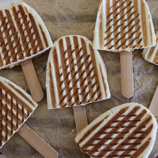 Panini am Stiel mit Gouda und Schinken.