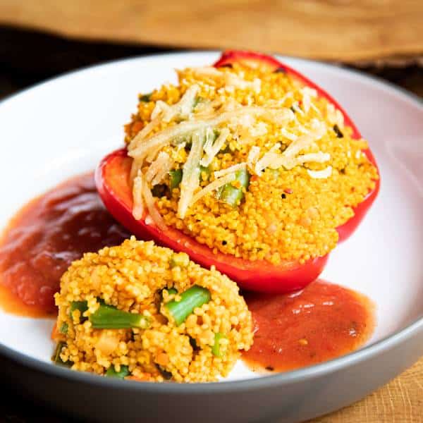 Paprika mit Bulgur und Joghurt-Minze-Dip.