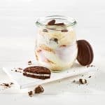 Quark-Zwetgschen-Semifreddo mit Schwarz-Weiß-Keksen – perfekt für heiße Sommertage.