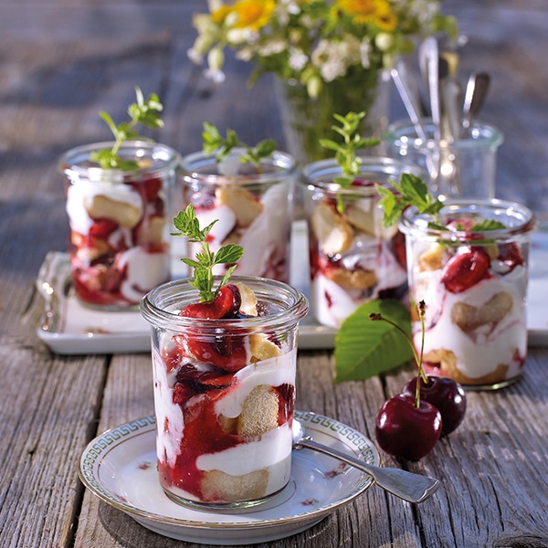 Schneller Schichtkuchen mit Kirschen und Joghurt. Rezeptidee von der Molkerei Berchtesgadener Land.