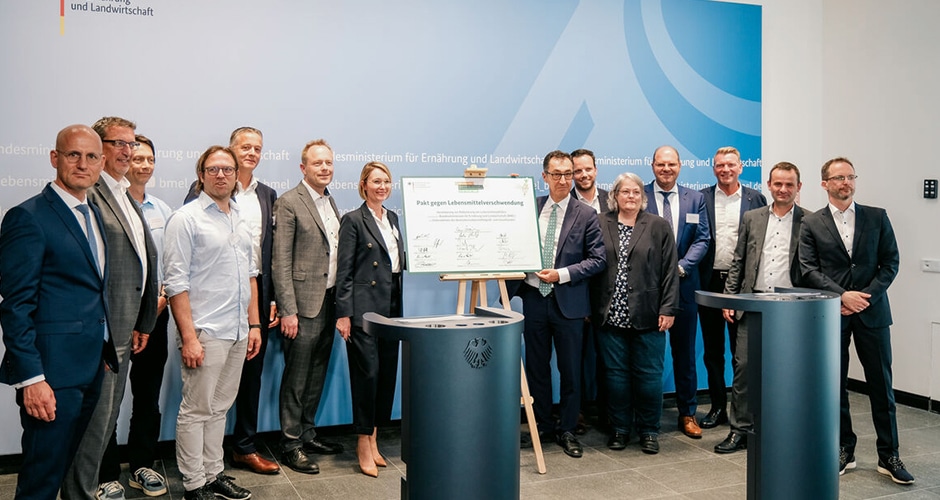 Das BMEL und 14 Unternehmen des Groß- und Einzelhandels schlossen eine Vereinbarung um Lebensmittelverschwendung zu reduzieren ab.
