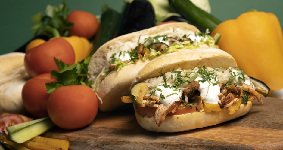 Dönertasche mit Fleisch vom Bruderhahn, Grillgemüse und Bio-Brot.