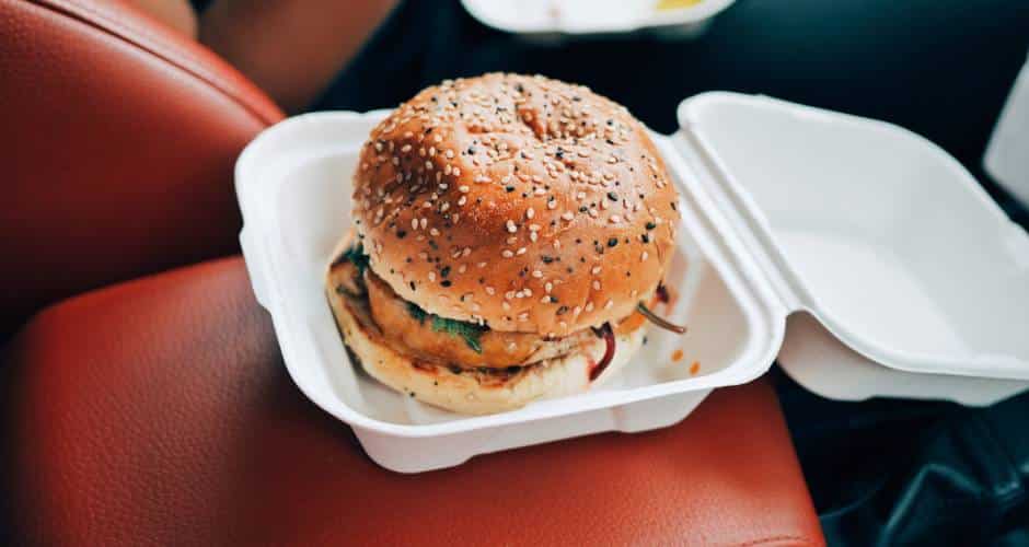 Die Mehrwegangebotspflicht wird auch nach sechs Monaten nicht von allen umgesetzt. Die Deutsche Umwelthilfe geht nun rechtlich gegen Verstöße vor.