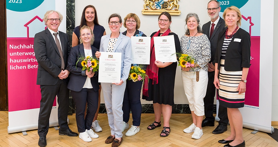 Exzellente Vorbilder seien die drei Betriebe, darunter eine Kita und eine Schule, die die Bayerische Staatsministerin Michaela Kaniber für ihre Nachhaltigkeitskonzepte auszeichnete.