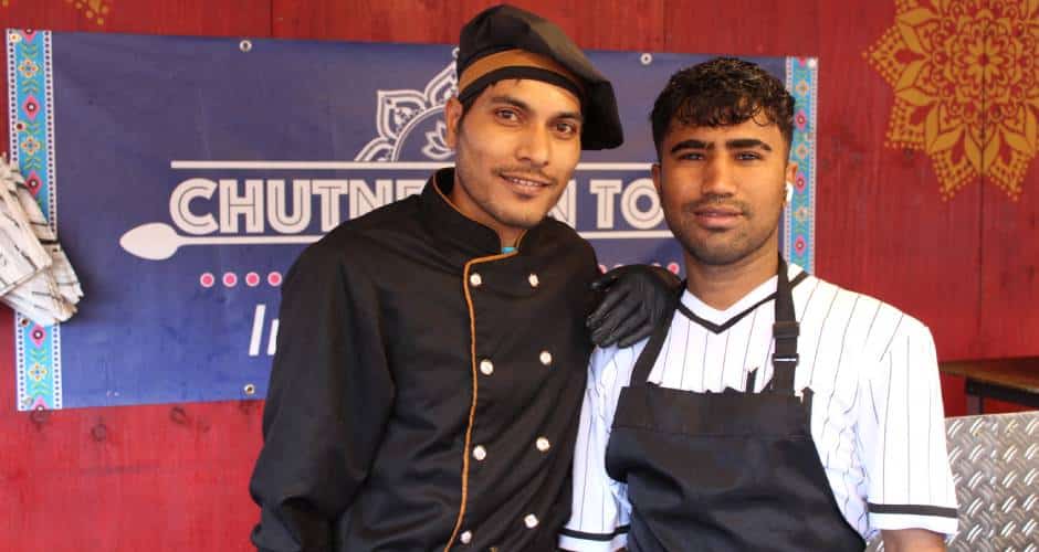 Am Stand tummeln sich mehrere Angestellte, die Hand in hand die Gerichte des Chutney on Top zubereiten.