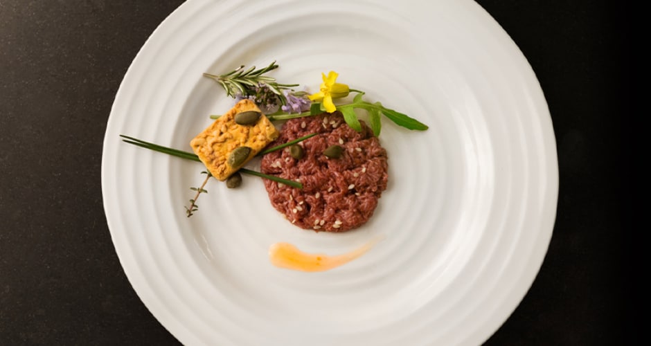 Rund ein Drittel der Deutschen wäre bereit, künstliches Fleisch in ihren Speiseplan aufzunehmen. Weitere 29 % sind unentschlossen, für 39 % kommt diese Option jedoch nicht in Frage.