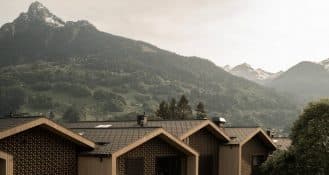 Die Amrai Suites liegen eingebettet ins Bergpanorama von Schruns.