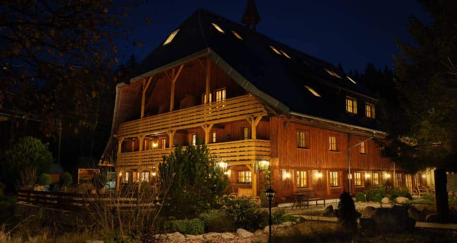 Das Boutiquehotel Mühle am Schluchsee bei Nacht. Hier arbeitet Niclas Nussbaumer.