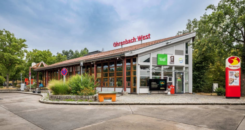 Viele Rastanlagen der deutschen Autobahnen schneiden beim ersten ADAC Rastanlagentest seit zehn Jahren mittelmäßig ab: Für 24 der insgesamt überprüften 40 Anlagen gab es nur ein „ausreichend“.