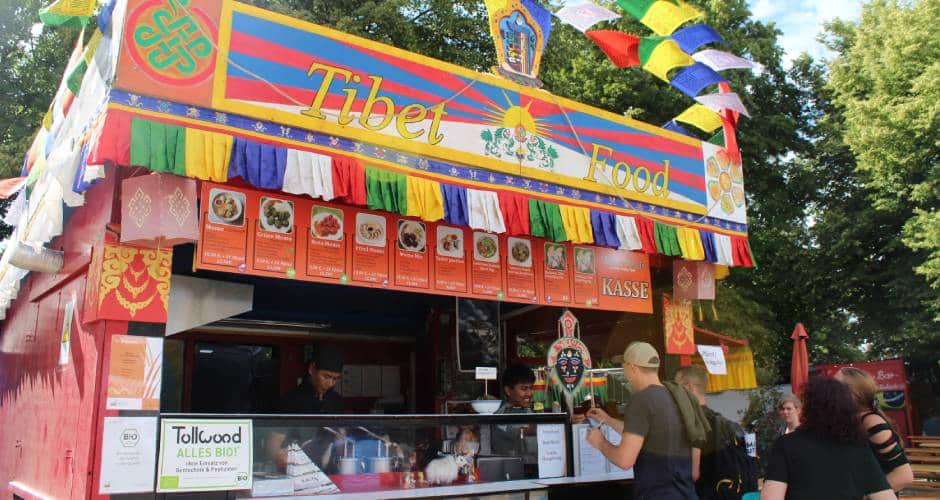 Der knallige Stand des Tibet Food kommt bei den Gästen gut an.