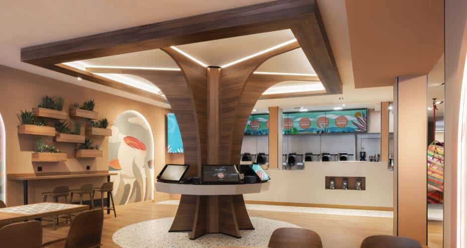 Blick ins Yaya Onepots mit dem Bestellterminal und dem Kochroboter im Hintergrund.