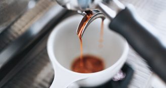 Die klimatischen Veränderungen in den Anbauländern könnten die Zukunft des Kaffees gefährden. Um Kaffee zu bewahren, müssen wir unsere Gewohnheiten womöglich ändern.