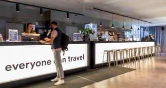 „Everyone can travel – today, tomorrow and in the future“ – für ihren ersten Nachhaltigkeitsbericht hat die Berliner Hostelkette a&o ihr Motto um eine klare Botschaft ergänzt.