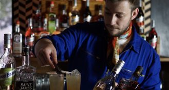 Beim deutschen Finale der 8. The Bartenders Society Competition überzeugte Andrey Bartlett mit seinem Cocktail „Flipside“ und vertritt damit Deutschland im internationalen Finale in Paris.