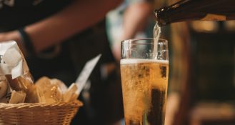 Der Bierabsatz ist im 1. Halbjahr 2023 gesunken. Die in Deutschland ansässigen Brauereien und Bierlager haben im 1. Halbjahr 2023 rund 4,2 Milliarden Liter Bier abgesetzt.
