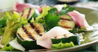 Ist eine Ernährungsweise pflanzenbasiert, dann schließt das nach der Definition von Markus Keller und Christian Köder tierische Produkte nicht aus.