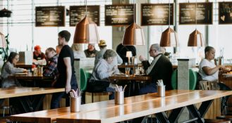 Auf 11 Milliarden Euro soll der Umsatz in der Handelsgastronomie in diesem Jahr steigen. Eine EHI Studie zeigt Trends und Herausforderungen auf.