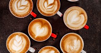 Kaffeespezialitäten mit pflanzlicher Milch kommen in Deutschland gut an.