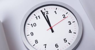 Fast die Hälfte der Deutschen macht Mittagspause zwischen 12 und 13 Uhr.
