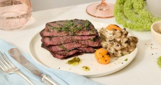 Das Food-Tech-Unternehmen Aleph Farms hat Ende Juli 2023 bekanntgegeben, dass es in der Schweiz die Verkaufs-Genehmigung für zellkultiviertes Fleisch beantragt hat.