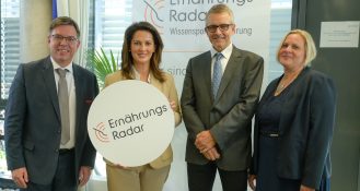 Das Bild zeigt (v. l.) Studienleiter Thomas Nagel von der Akademie für Neue Medien Kulmbach, Ernährungsministerin Michaela Kaniber, Prof. Dr. Stephan Clemens von der Uni Bayreuth und die Leiterin des Kompetenzzentrums für Ernährung in Kulmbach, Christine Röger, bei der Vorstellung des Ernährungsradars.