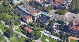 Das Bilderberg Bellevue Hotel Dresden hat eine Photovoltaik-Anlage auf seinem Flachdach installiert, dank der es Energiekosten spart.