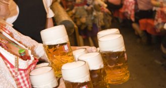 Anheuser-Busch InBev dankt mit der Aktion „Miss & Mister Maß“ im Löwenbräu- und Schützen-Festzelt den Servicekräften auf dem Münchner Oktoberfest 2023.