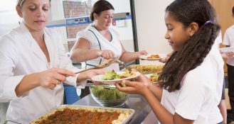 Mit dem Wettbewerb „gut.gekocht.gewinnt“ sucht das KErn Vorreiter für nachhaltige Gemeinschaftsverpflegung in Bayern.