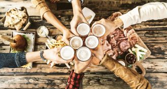 DelikatEssen ist der Münchner Restaurantführer für alle, die Rat bei der Auswahl eines Lokals brauchen. DelikatEssen 2024 ist ab sofort erhältlich.