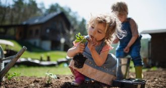 Im Rahmen des Bildungsprogramms „Essen entdecken!“ sind heute fünf Kitagruppen auf Bio-Bauernhöfen unterwegs.