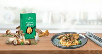 Das Eifix Schlemmer Rührei von Eipro lässt sich wandelbar einsetzen – auch herbstlich mit Pilzen.