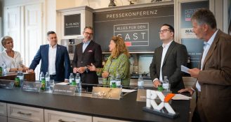 Die Teilnehmer der Pressekonferenz der Alles für den Gast 2023: v.l.n.r.: Martina Hohenlohe, Ingo Rainer, Benedikt Binder-Krieglstein, Haya Molcho, Michael Reich, Andreas Ott, Karl Hohenlohe.