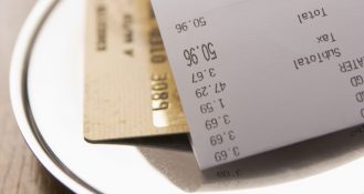 Trinkgeld Im Restaurant: Eine YouGov-Umfrage in Deutschland und der Schweiz zeigt, wie häufig im Restaurant Trinkgeld gegeben wird.