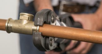 Mit den bleifreien Fittings von Sanha, Experte für Rohrleitungssysteme, sorgen Hotellerie und Gastronomie für unbedenkliches, gesundes Trinkwasser.