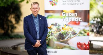Der Dehoga-Bundesverband fordert von der Ampelregierung, dass Kita- und Schulverpflegung gesund und finanzierbar bleiben. Im Gespräch dazu mit Ralf Blauert, 1. Vorsitzender des VDSKC.