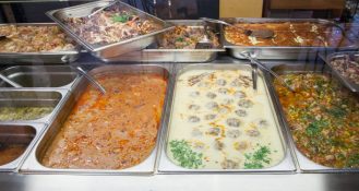 ProVeg zeichnet fünf Mensen mit dem Siegel Planetary-Health-Mensa 2023 aus.